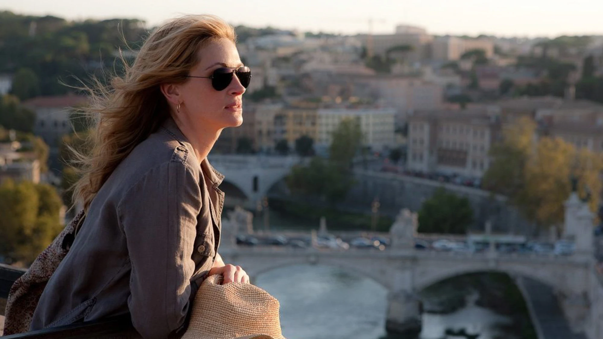 Elizabeth mirando a lo lejos disfrutando de los pequeños momentos, como la belleza en las cosas sencillas de la vida diaria.