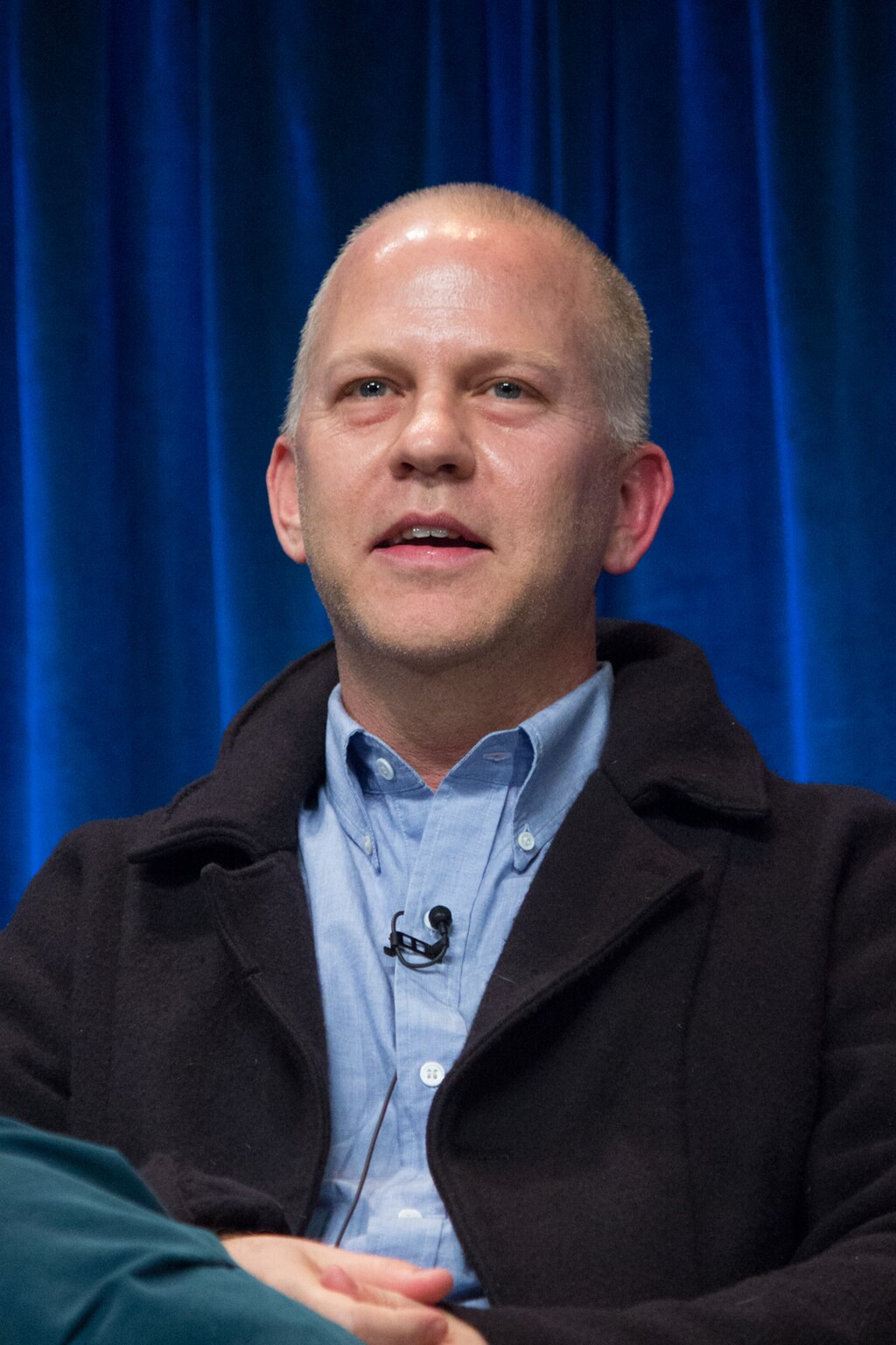 Ryan Murphy, es un director, productor y guionista estadounidense, conocido por crear series como Glee y American Horror Story. Dirigió Comer, Rezar, Amar (2010), basada en el libro de Elizabeth Gilbert.